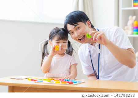 幼兒教育女孩在英語會話課上課 幼兒教育女孩在英語會話課上課 141798258