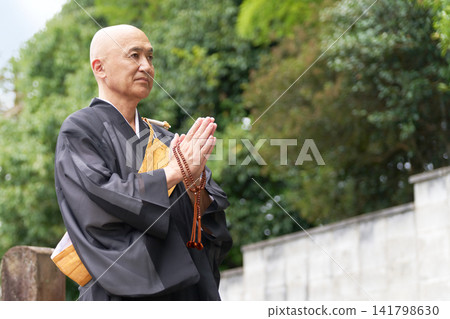 一幅僧侶祈禱的肖像,神情寧靜祥和。 一幅僧侶祈禱的肖像,神情寧靜祥和。 141798630