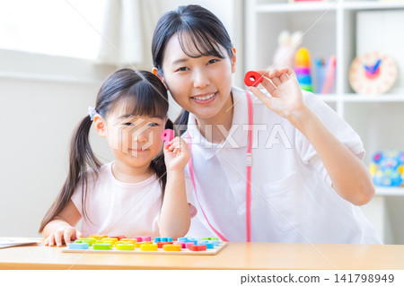 幼兒教育女孩在英語會話課上課 幼兒教育女孩在英語會話課上課 141798949