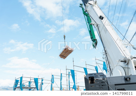 新房子建造，起重機（建築工地，封頂） 141799011