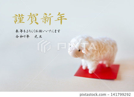 一張新年賀卡,圖案是紅色紙上的綿羊,上面寫著日本新年祝福語、寄語和年份。 一張新年賀卡,圖案是紅色紙上的綿羊,上面寫著日本新年祝福語、寄語和年份。 141799292