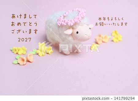 一張新年賀卡,上面畫著一隻戴著花冠的綿羊和鮮花,還有日本新年祝福語、寄語和年份。 一張新年賀卡,上面畫著一隻戴著花冠的綿羊和鮮花,還有日本新年祝福語、寄語和年份。 141799294
