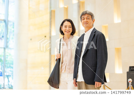 享受旅行的年長夫婦 享受旅行的年長夫婦 141799749