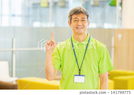 一位在安養院工作的白髮老年男性員工 一位在安養院工作的白髮老年男性員工 141799775