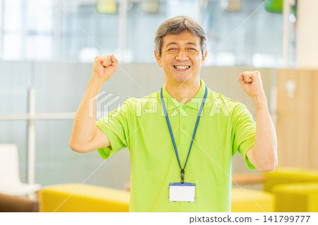 一位在安養院工作的白髮老年男性員工 141799777