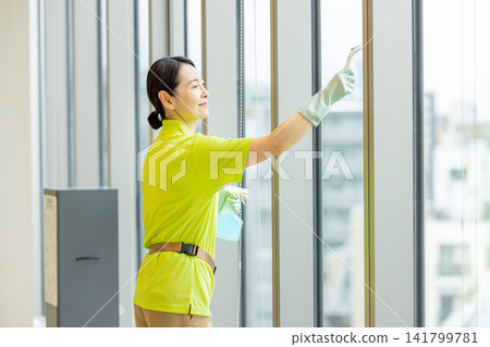 女員工打掃辦公室 女員工打掃辦公室 141799781
