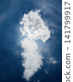 夏日的天空飄著朵朵白雲，陽光透過雲層的縫隙照射進來。 141799917