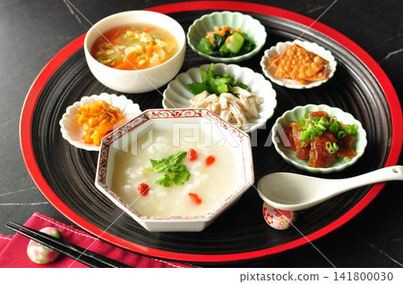 各種配料的中國粥 各種配料的中國粥 141800030