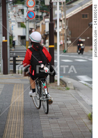 Junior high school students go to school by bicycle Junior high school students go to school by bicycle 141800148