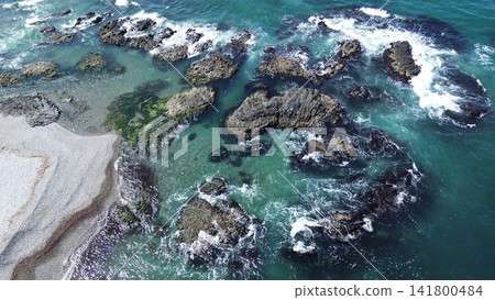 從空中俯瞰渡鞠川河口和日本海沿岸風光,北海道島卷村。 從空中俯瞰渡鞠川河口和日本海沿岸風光,北海道島卷村。 141800484