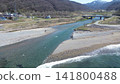 從空中俯瞰渡鞠川河口和日本海沿岸風光，北海道島卷村。 141800488