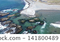 從空中俯瞰渡鞠川河口和日本海沿岸風光，北海道島卷村。 141800489