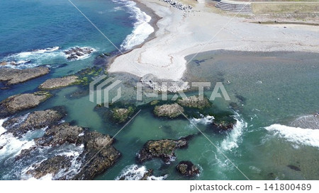 從空中俯瞰渡鞠川河口和日本海沿岸風光,北海道島卷村。 從空中俯瞰渡鞠川河口和日本海沿岸風光,北海道島卷村。 141800489
