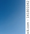 白晝的月亮和薄雲漂浮在藍天上。 141801042