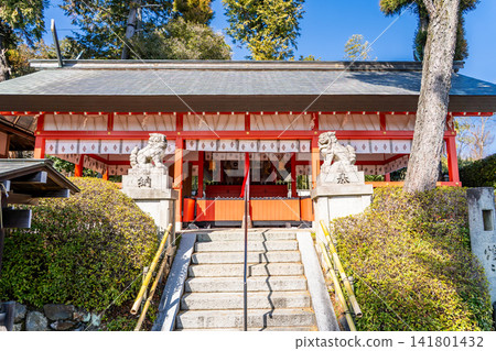 京都北山市絹掛之道住吉大友神社(番師神社)參拜堂:一座小型、縮小版的住吉風格建築,是日本唯一一座此類建築。 京都北山市絹掛之道住吉大友神社(番師神社)參拜堂:一座小型、縮小版的住吉風格建築,是日本唯一一座此類建築。 141801432