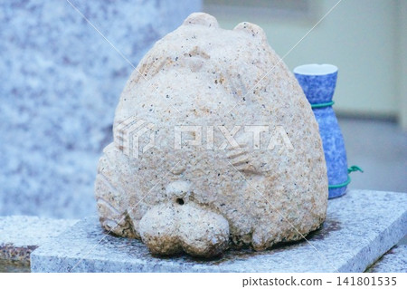 從背面觀賞風化的石雕動物雕像。 從背面觀賞風化的石雕動物雕像。 141801535