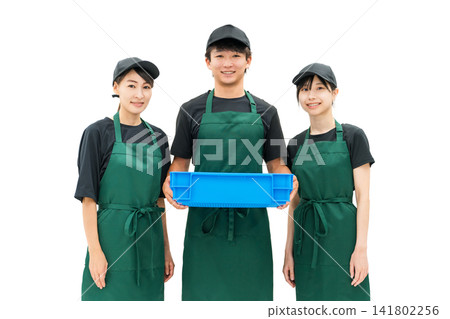 廚房和後院的男女廚房工作人員和烹飪人員 141802256