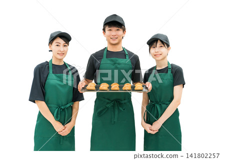 廚房和後院的男女廚房工作人員和烹飪人員 141802257