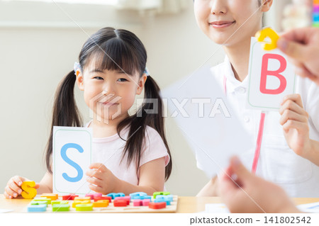 幼兒教育女孩在英語會話課上課 141802542