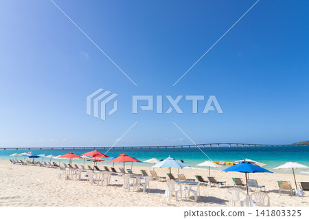 The blue sea of Miyako Island in Okinawa, parasols lined up on Yonaha Maehama Beach, and Kurima Bridge The blue sea of Miyako Island in Okinawa, parasols lined up on Yonaha Maehama Beach, and Kurima Bridge 141803325