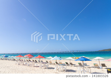 The blue sea of Miyako Island in Okinawa, parasols lined up on Yonaha Maehama Beach, and Kurima Bridge The blue sea of Miyako Island in Okinawa, parasols lined up on Yonaha Maehama Beach, and Kurima Bridge 141803326