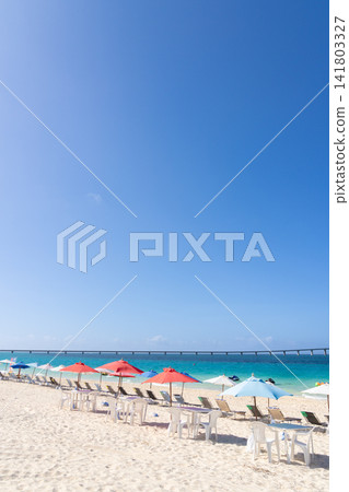 The blue sea of Miyako Island in Okinawa, parasols lined up on Yonaha Maehama Beach, and Kurima Bridge The blue sea of Miyako Island in Okinawa, parasols lined up on Yonaha Maehama Beach, and Kurima Bridge 141803327
