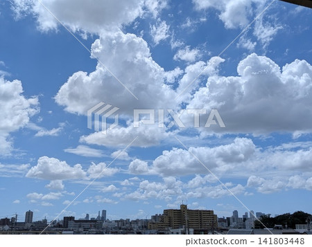 白雲飄浮在藍天，夏日的天空 141803448