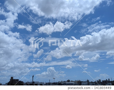 藍天上飄著白雲－秋雲 141803449