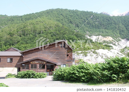 五色溫泉,坐落在北海道新雪谷的山脈中 五色溫泉,坐落在北海道新雪谷的山脈中 141810432
