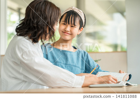 一個國中女孩,正在接受她的母親、老師、家庭教師和補習班輔導員的教導。 一個國中女孩,正在接受她的母親、老師、家庭教師和補習班輔導員的教導。 141811088