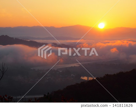雲海之上的黎明與小千屋山本高原上的日出 雲海之上的黎明與小千屋山本高原上的日出 141811626