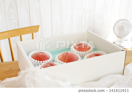 夏季水果禮盒:精美禮盒裝桃子 夏季水果禮盒:精美禮盒裝桃子 141812911