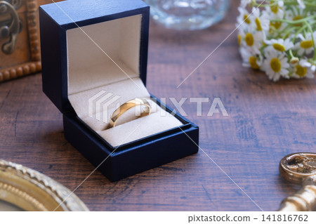 金戒指,戒指盒,Matkalia,復古風格,禮物圖片。 金戒指,戒指盒,Matkalia,復古風格,禮物圖片。 141816762