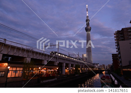 東京夜景:黃昏時的東京晴空塔 東京夜景:黃昏時的東京晴空塔 141817651
