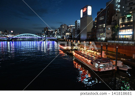 東京夜景:淺草地區、隅田川和船屋 東京夜景:淺草地區、隅田川和船屋 141818681
