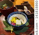 一小碗日式料理，選用當季食材，擺盤色彩繽紛。 141818860