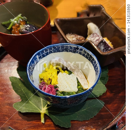 一小碗日式料理,選用當季食材,擺盤色彩繽紛。 一小碗日式料理,選用當季食材,擺盤色彩繽紛。 141818860