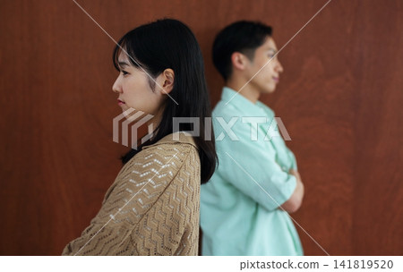 一對不和睦的男女的畫面。 141819520