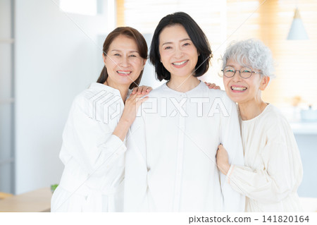 一位關係親密的年長女性朋友 141820164