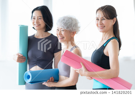 一位練習瑜珈的老婦人和她的朋友 141820201