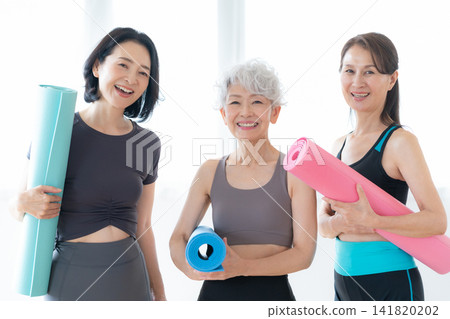 一位練習瑜珈的老婦人和她的朋友 141820202