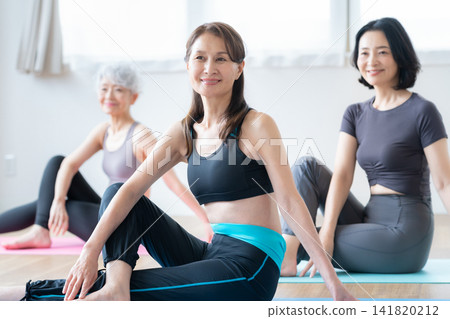 一位練習瑜珈的老婦人和她的朋友 141820212