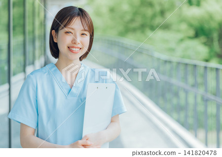 年輕的女護士 141820478