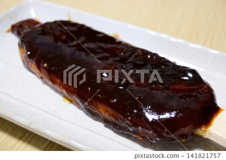 五海餅(Goheimochi)是東海地區的當地美食,是傳統的日本甜點,淋上香氣濃鬱的味噌醬。 五海餅(Goheimochi)是東海地區的當地美食,是傳統的日本甜點,淋上香氣濃鬱的味噌醬。 141821757