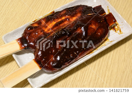五海餅(Goheimochi)是東海地區的當地美食,是傳統的日本甜點,淋上香氣濃鬱的味噌醬。 五海餅(Goheimochi)是東海地區的當地美食,是傳統的日本甜點,淋上香氣濃鬱的味噌醬。 141821759