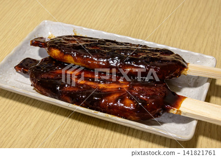 五海餅(Goheimochi)是東海地區的當地美食,是傳統的日本甜點,淋上香氣濃鬱的味噌醬。 五海餅(Goheimochi)是東海地區的當地美食,是傳統的日本甜點,淋上香氣濃鬱的味噌醬。 141821761