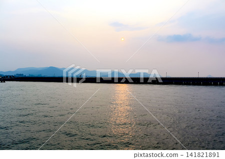 [香川] 高鬆的夏天：從女木島出發後，在面音渡輪上看到的日落。 141821891