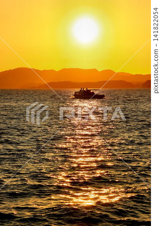 染成茜草紅的松江和出雲的夜景……夕陽“宍道湖” 141822054