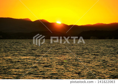 Evening view of Matsue and Izumo dyed in madder red ... Sunset "Lake Shinji" 141822063