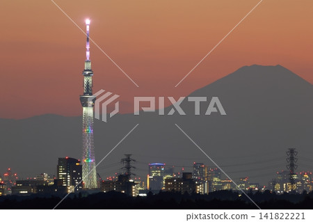 夕陽下的東京晴空塔和富士山 夕陽下的東京晴空塔和富士山 141822221